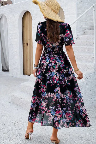 Gesmoktes, kurzärmliges Kleid mit Blumenmuster und V-Ausschnitt