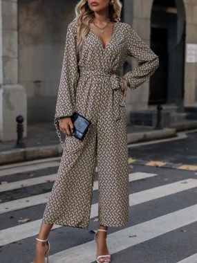 Jumpsuit mit weitem Bein und Überkreuzausschnitt, Bindegürtel und bedrucktem Kragen