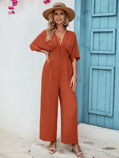 Sunset Vacation Jumpsuit mit dekorativem Knopf und V-Ausschnitt und halblangen Ärmeln