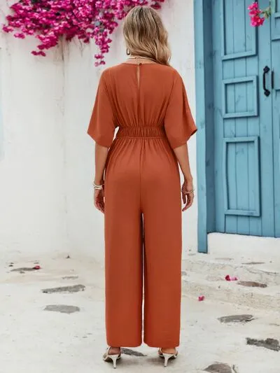 Sunset Vacation Jumpsuit mit dekorativem Knopf und V-Ausschnitt und halblangen Ärmeln